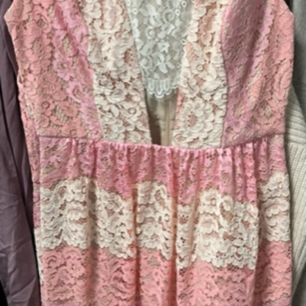 Lace Pattern Knee-Length Dress